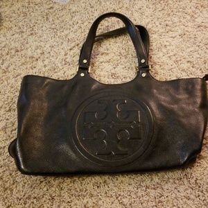 Tory Black Purse. Gold Metal.